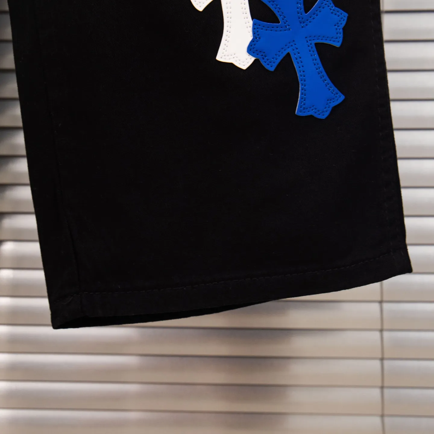 P260 Chrome Hearts Chrome Hearts black denim with white and blue multi-leather hot jeans. CH jeans need to be washed and then disassembled and hand-stitched with sheepskin cross leather and then spliced ​​to complete. The whole piece has too many craftsmanship to explain. The patchwork cross pattern is embellished, and the high-waisted washed jeans! ! Absolutely high-end luxury products, god-level single products, super popular products, made with top heavy industry, a magic weapon that cannot be missed. About Kroxin This is an extremely luxurious fashion brand, which can also be called the aristocrats of the high street. It has always been an exclusive brand for some hipsters or rich second generation. Compared with ordinary high streets, it is more luxurious and noble. Compared with luxury brands, it has a more fashionable personality and has always been a brand that I have a special liking for. Style number: 1765# Color: black Size: 28 30 32 34 36